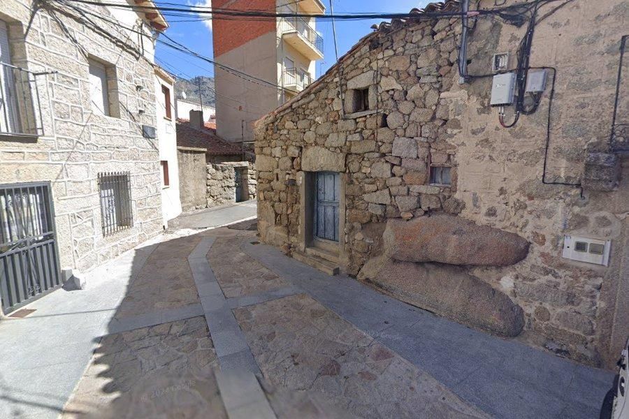Exterior view of Country house for sale in Navarredondilla