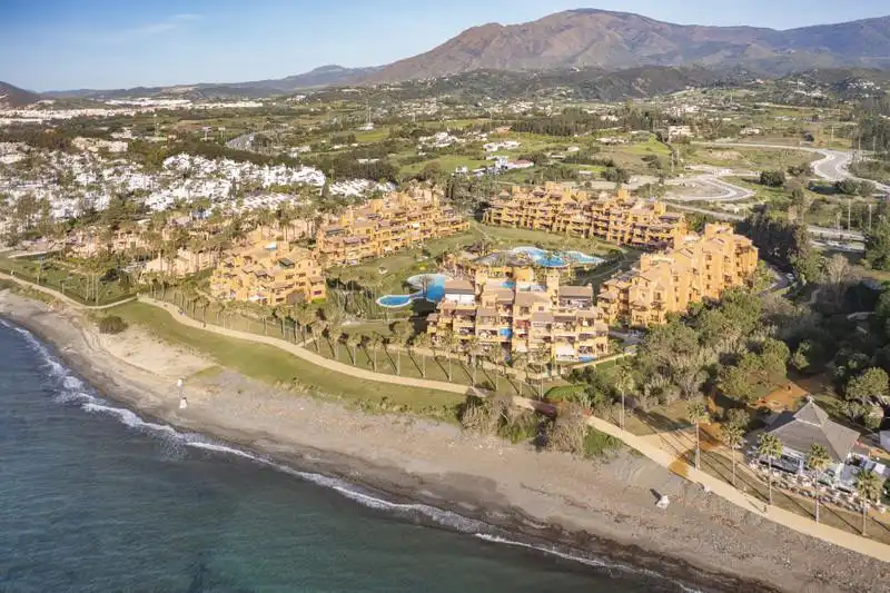 Vista exterior de Apartament de lloguer en Estepona amb Aire condicionat, Terrassa i Piscina