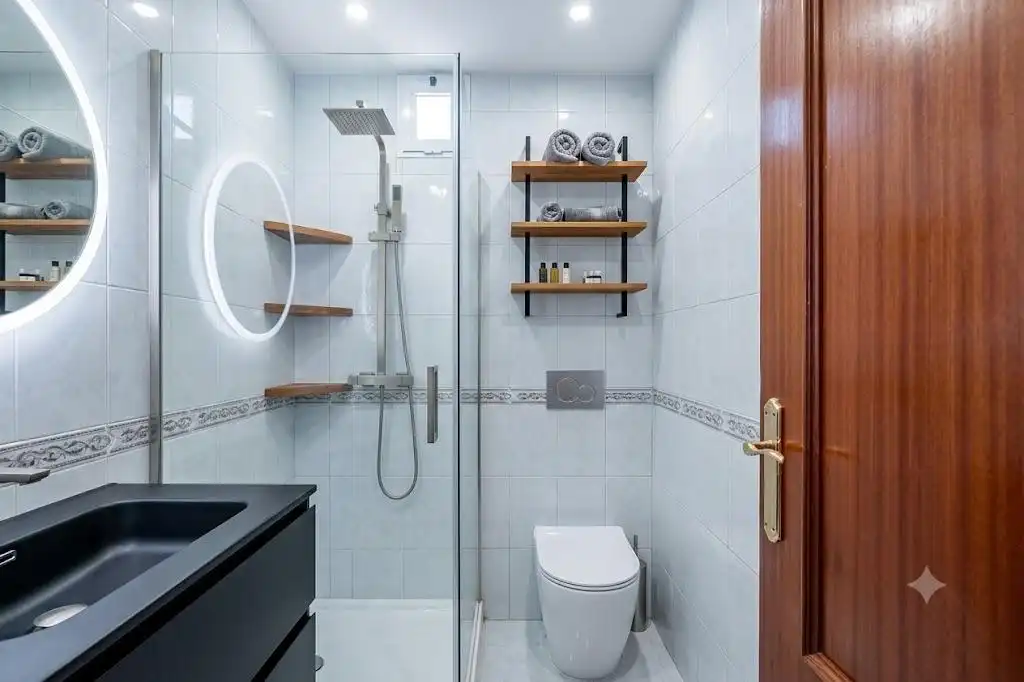 Bathroom of Apartments for sale in Madrid