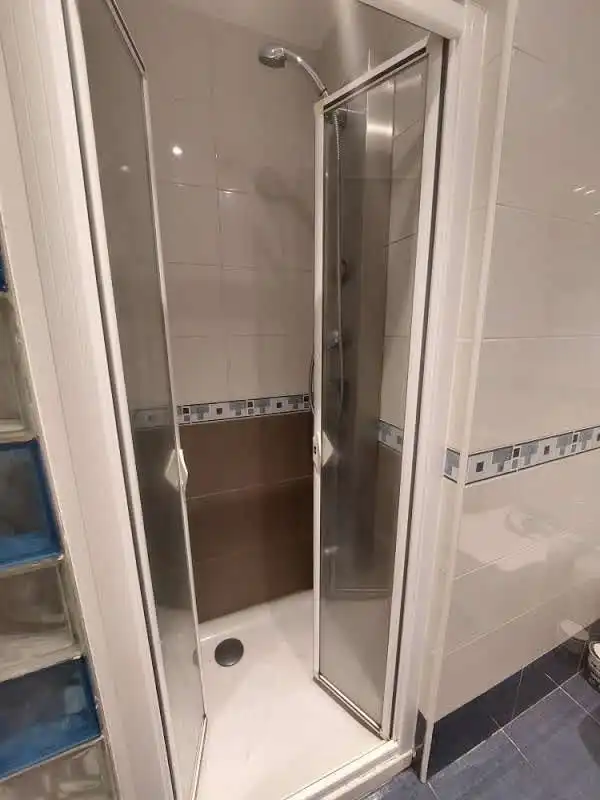 Badezimmer von Wohnung zum Verkauf in Pedrezuela mit Ofen, Waschmaschine und Mikrowelle