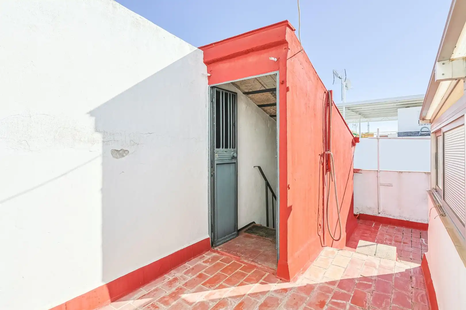 Vista exterior de Casa o xalet en venda en Sevilla amb Moblat i Balcó