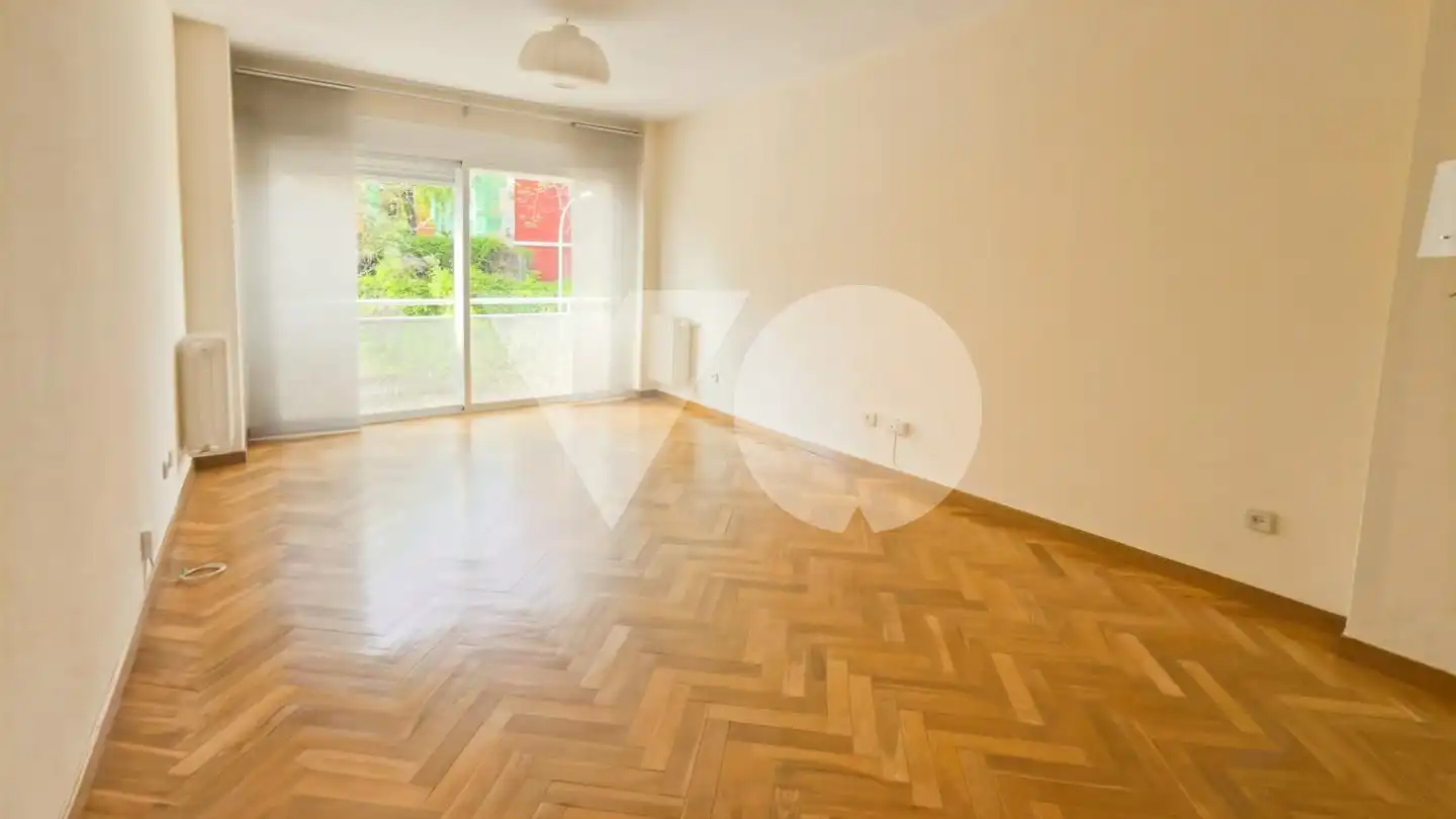 Sala de estar de Piso en venta en  Madrid Capital con Calefacción, Trastero y Piscina