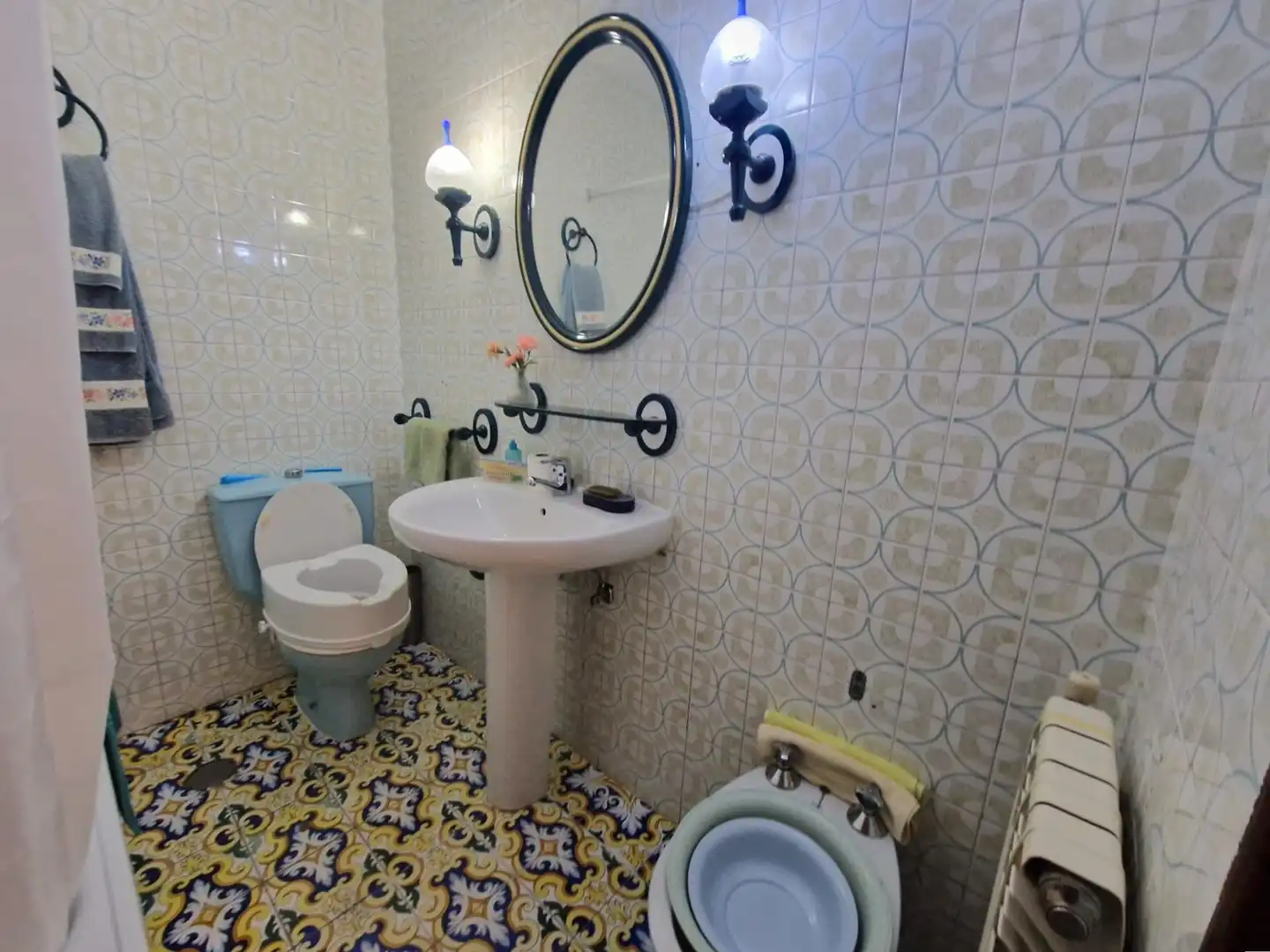 Badezimmer von Einfamilien-Reihenhaus zum Verkauf in Plasencia mit Klimaanlage, Terrasse und Abstellraum