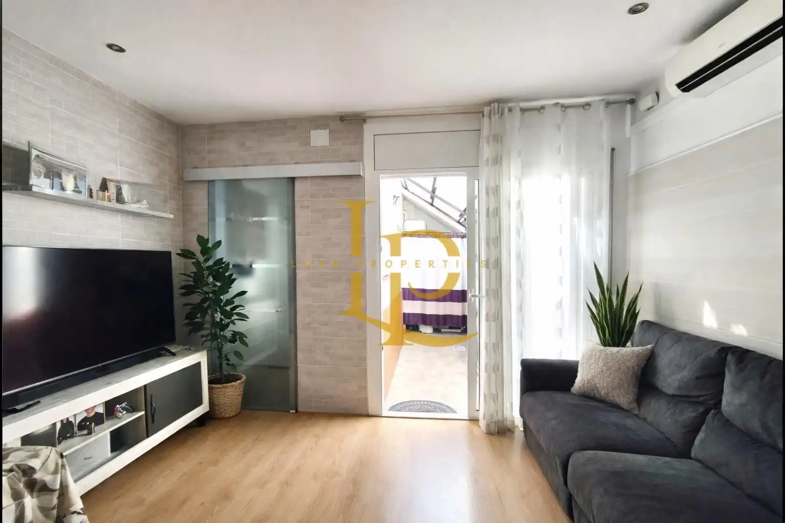 Sala d'estar de Casa o xalet en venda en Sabadell amb Aire condicionat, Parquet i Terrassa