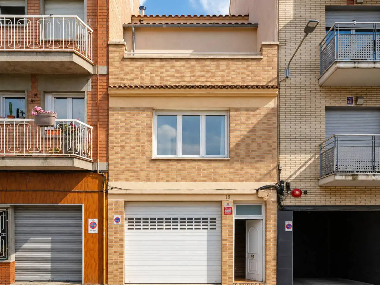 Vista exterior de Casa adosada en venta en Manresa con Aire acondicionado, Calefacción y Terraza