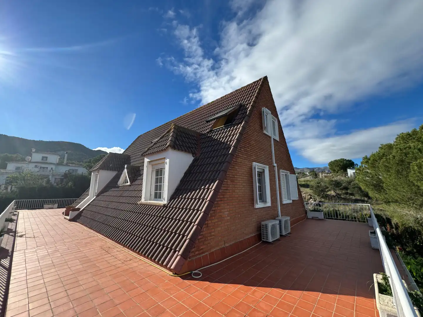 Vista exterior de Casa o xalet en venda en Alhaurín de la Torre amb Aire condicionat, Calefacció i Jardí privat