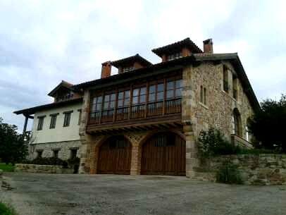 Vista exterior de Casa o xalet en venda en Alfoz de Lloredo amb Calefacció, Jardí privat i Terrassa
