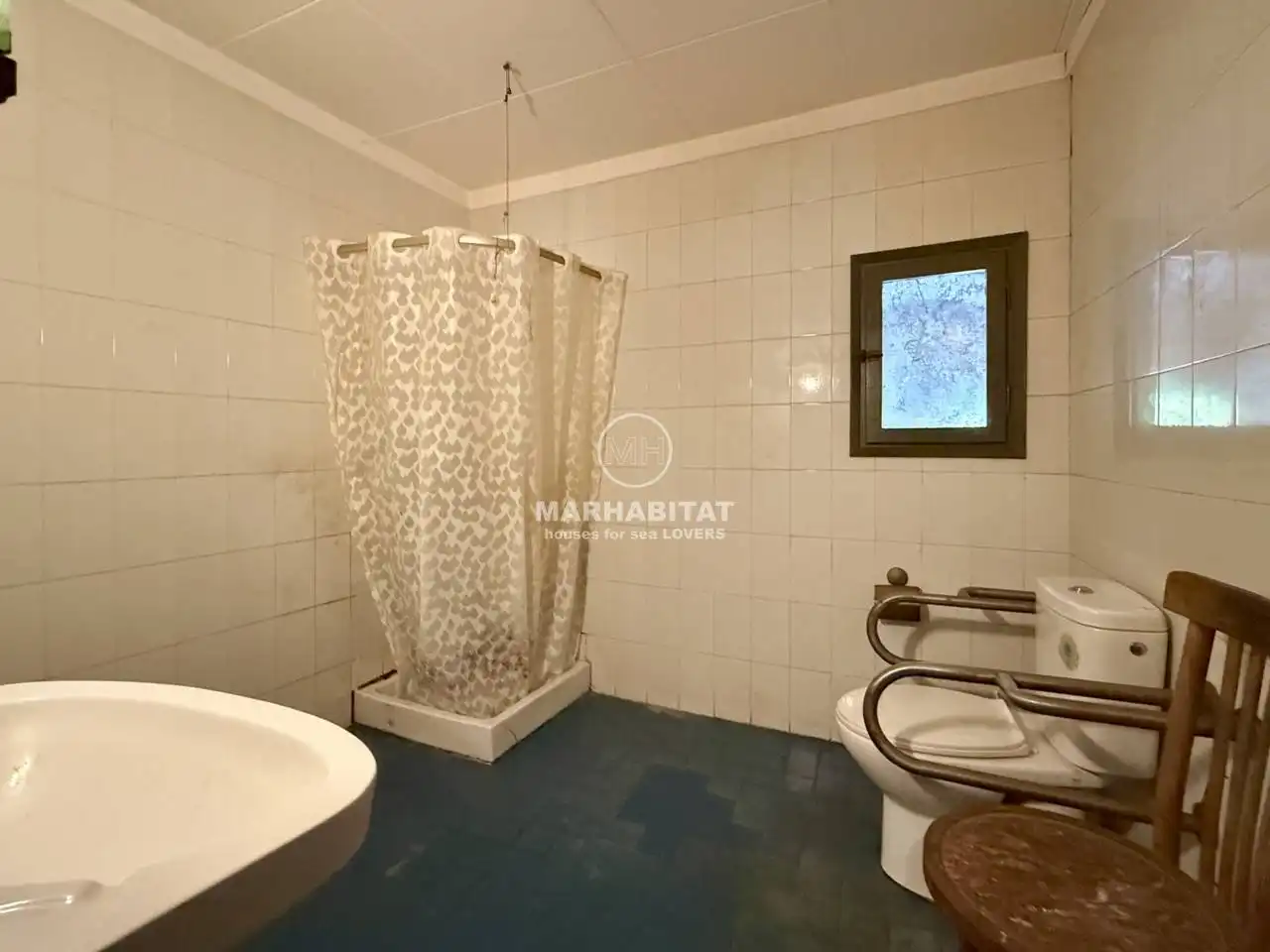 Baño de Finca rústica en venta en Boadella i les Escaules con Jardín privado y Terraza