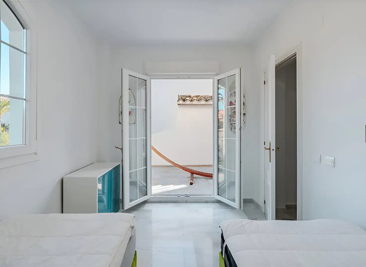 Dormitori de Casa adosada en venda en Estepona amb Aire condicionat, Jardí privat i Terrassa