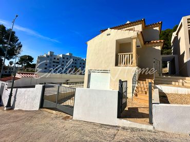 Detached house with balcony for sale in Alcossebre