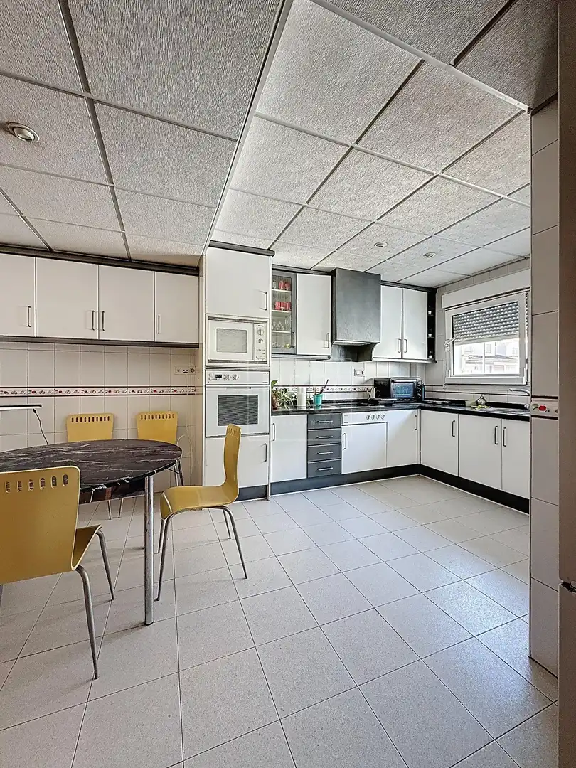 Küche von Einfamilien-Reihenhaus zum Verkauf in Granada mit Klimaanlage, Privatgarten und Terrasse
