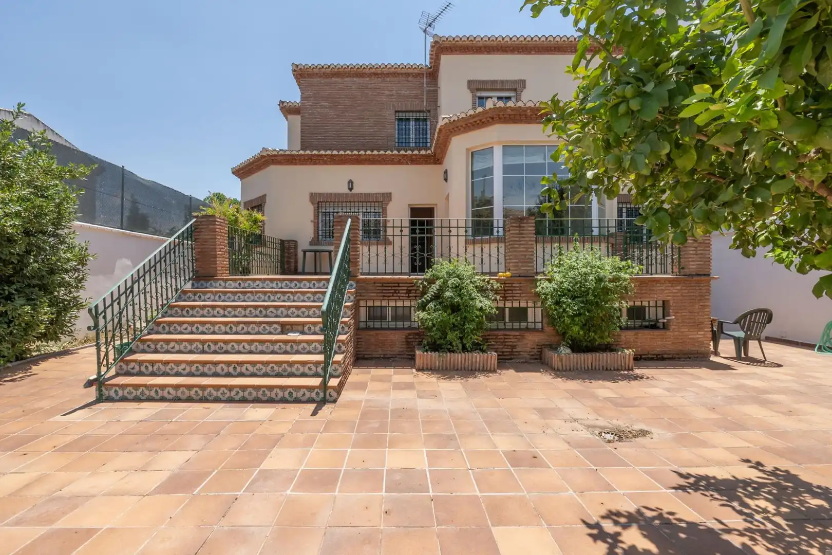 Vista exterior de Casa o xalet en venda en Santa Fe amb Aire condicionat, Calefacció i Jardí privat