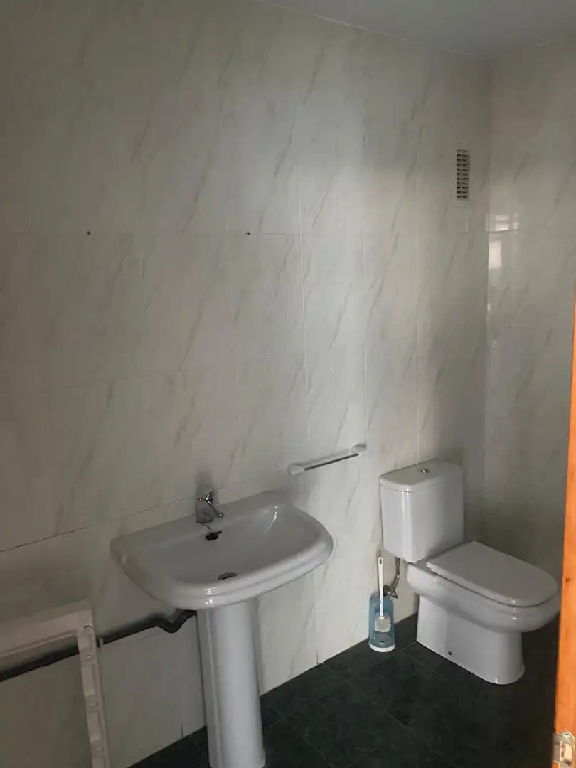 Badezimmer von Büro zur Miete in Calahorra mit Abstellraum und Möbliert