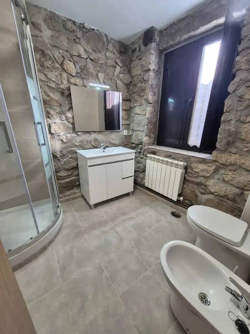 Bany de Casa o xalet de lloguer en Gemuño amb Calefacció, Jardí privat i Terrassa