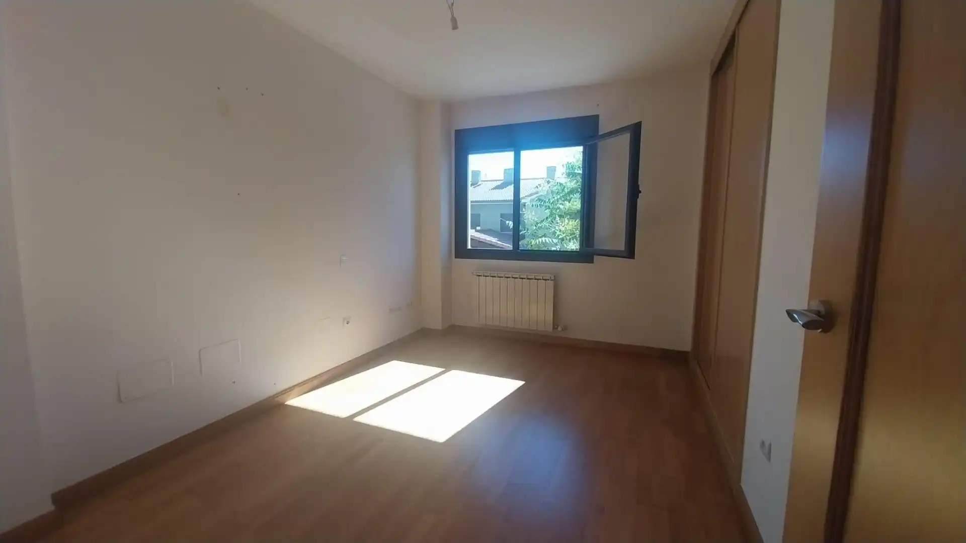 Habitación de Casa adosada en venta en Tudela de Duero con Calefacción y Jardín privado