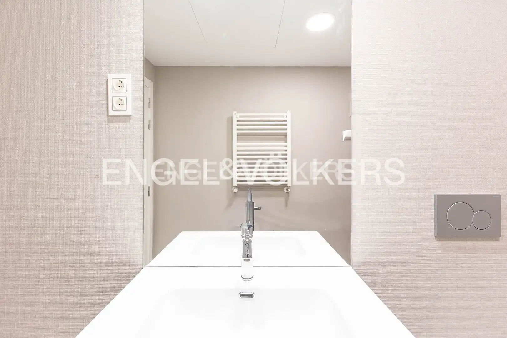 Bathroom of Flat for sale in Madrid  with Air Conditioner, Heating and Storage room