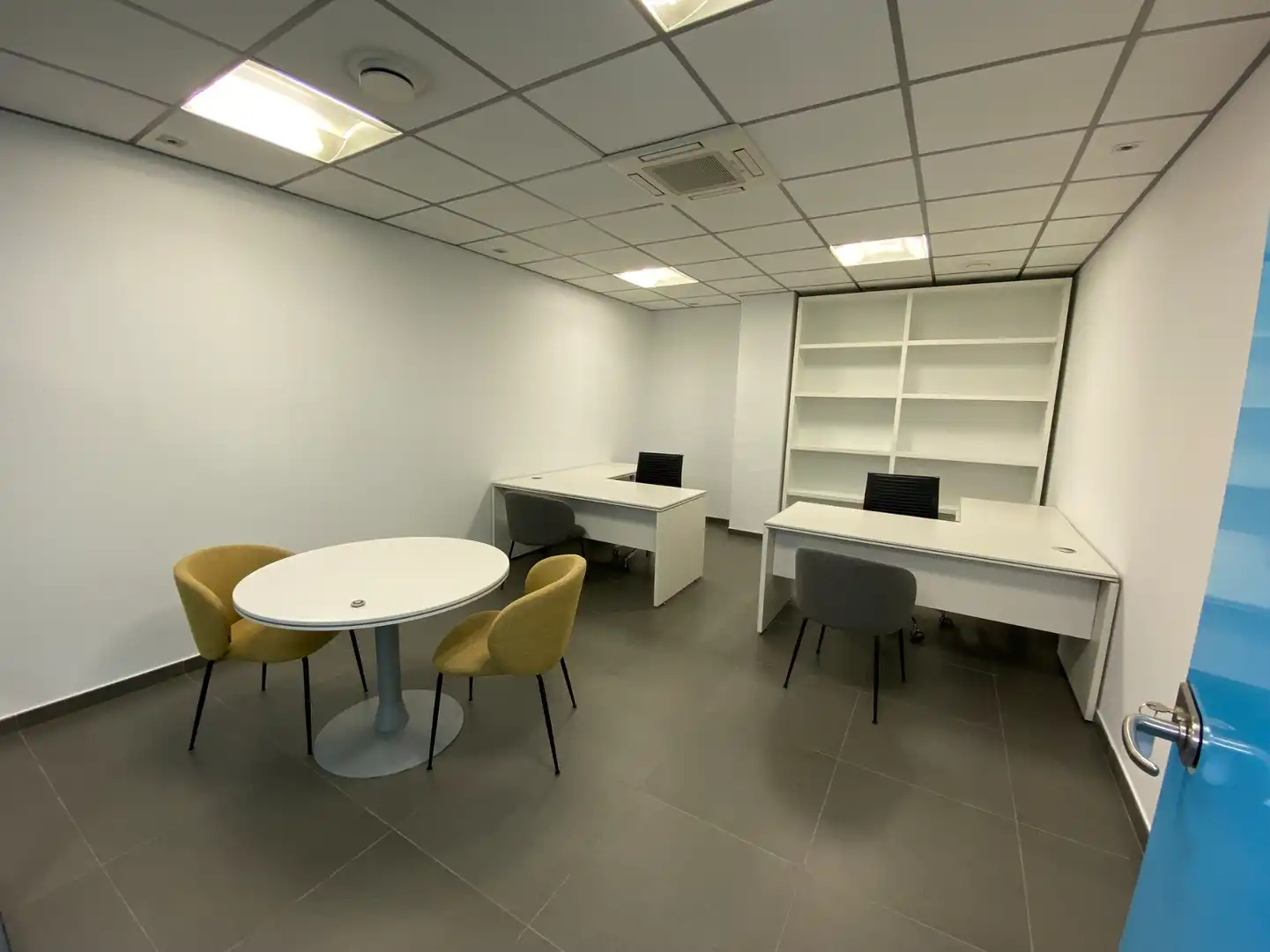 Office space with lift to rent in Calle Chillida 4