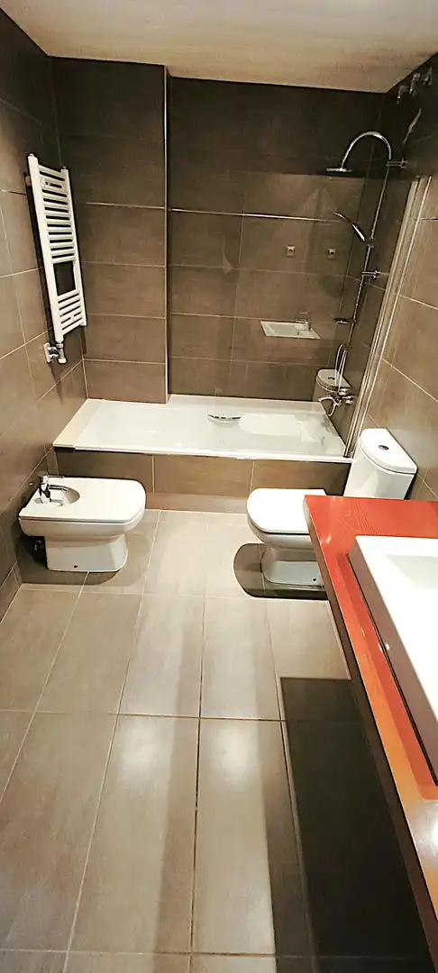 Badezimmer von Wohnung zum Verkauf in Badalona mit Klimaanlage, Heizung und Parkett