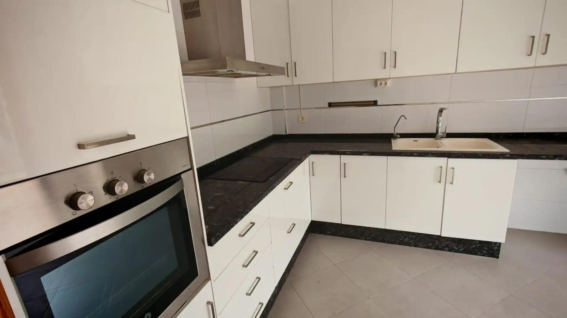 Küche von Einfamilien-Reihenhaus zum Verkauf in Valencia mit Terrasse, Abstellraum und Ofen