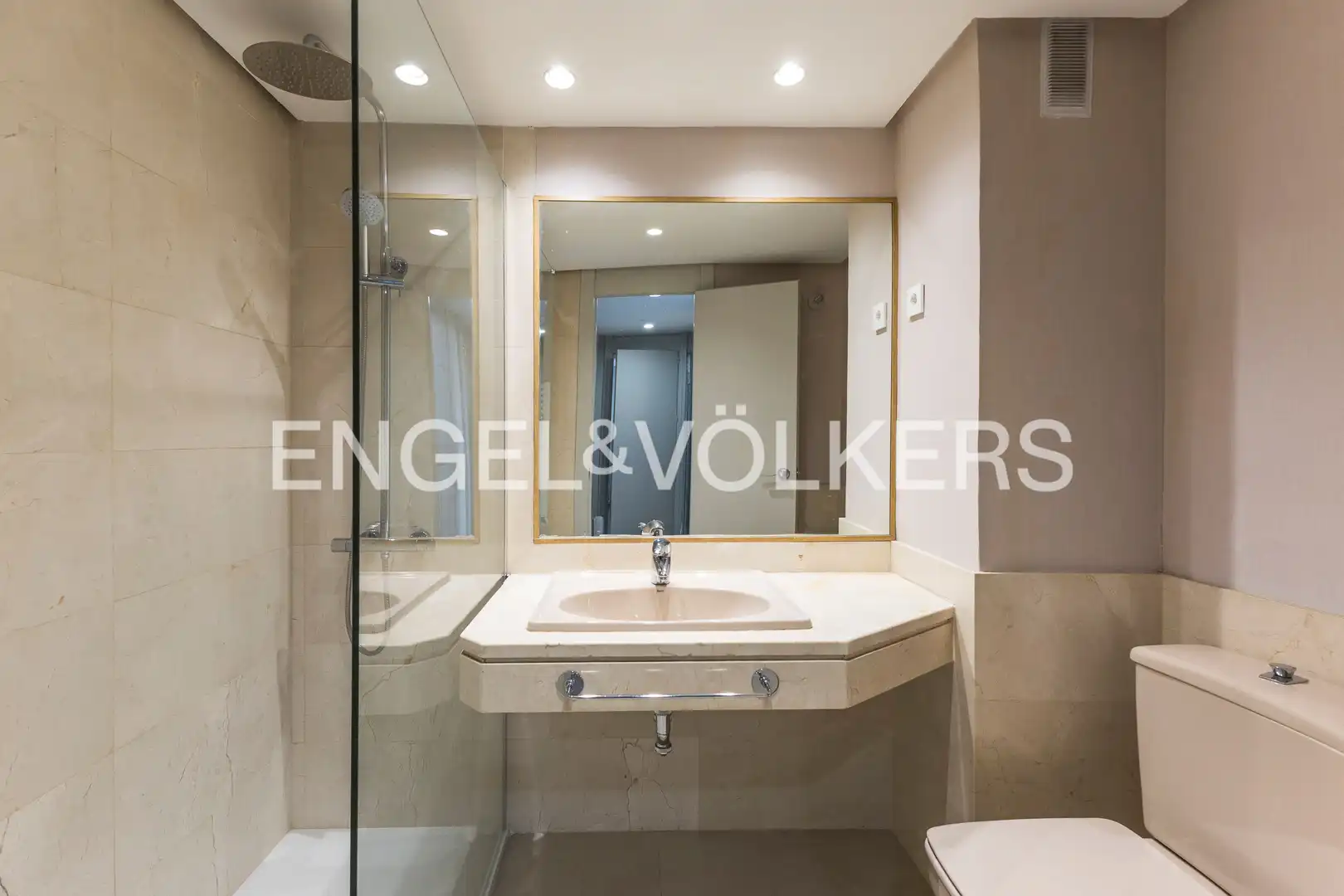 Badezimmer von Wohnung zum Verkauf in Madrid mit Klimaanlage, Heizung und Terrasse