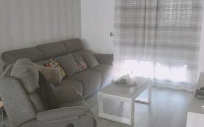 Sala d'estar de Casa adosada en venda en Algeciras amb Aire condicionat, Terrassa i Balcó