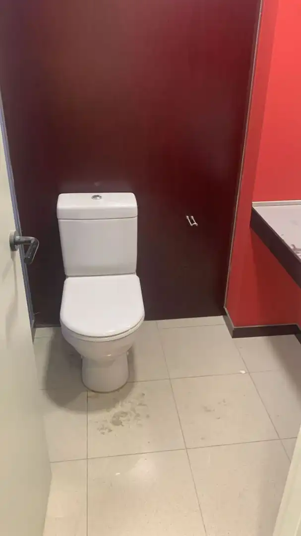 Badezimmer von Büro zum Verkauf in Someso - Matogrande