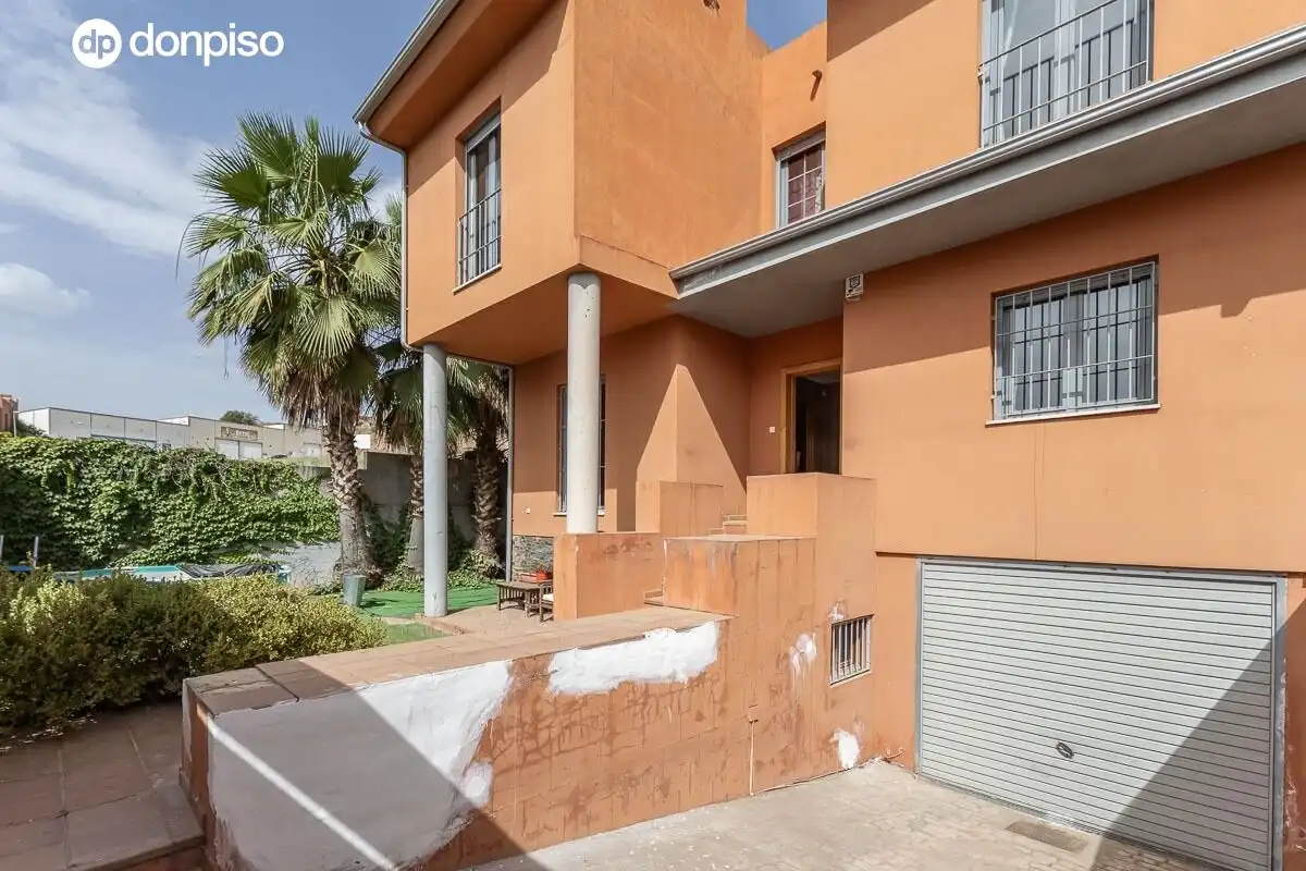 Vista exterior de Casa adosada en venta en Jun con Calefacción, Terraza y Trastero