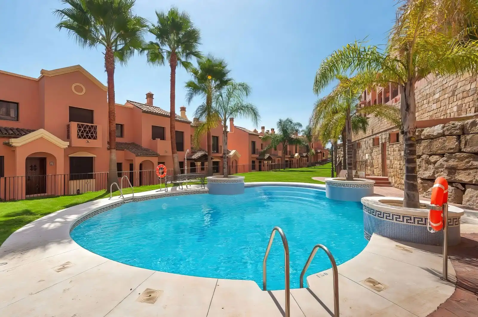 Piscina de Casa adosada en venta en Estepona con Aire acondicionado, Amueblado y Horno