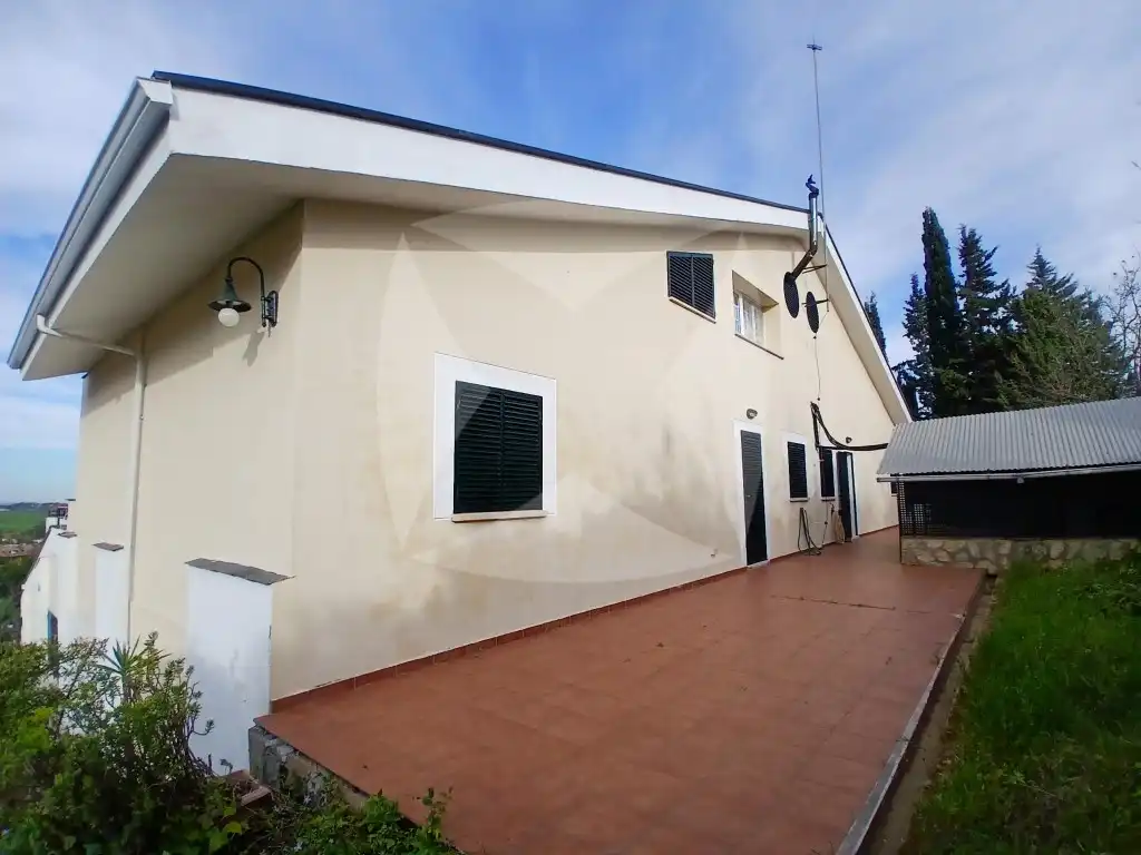 Vista exterior de Casa o xalet en venda en Badajoz amb Aire condicionat, Jardí privat i Terrassa
