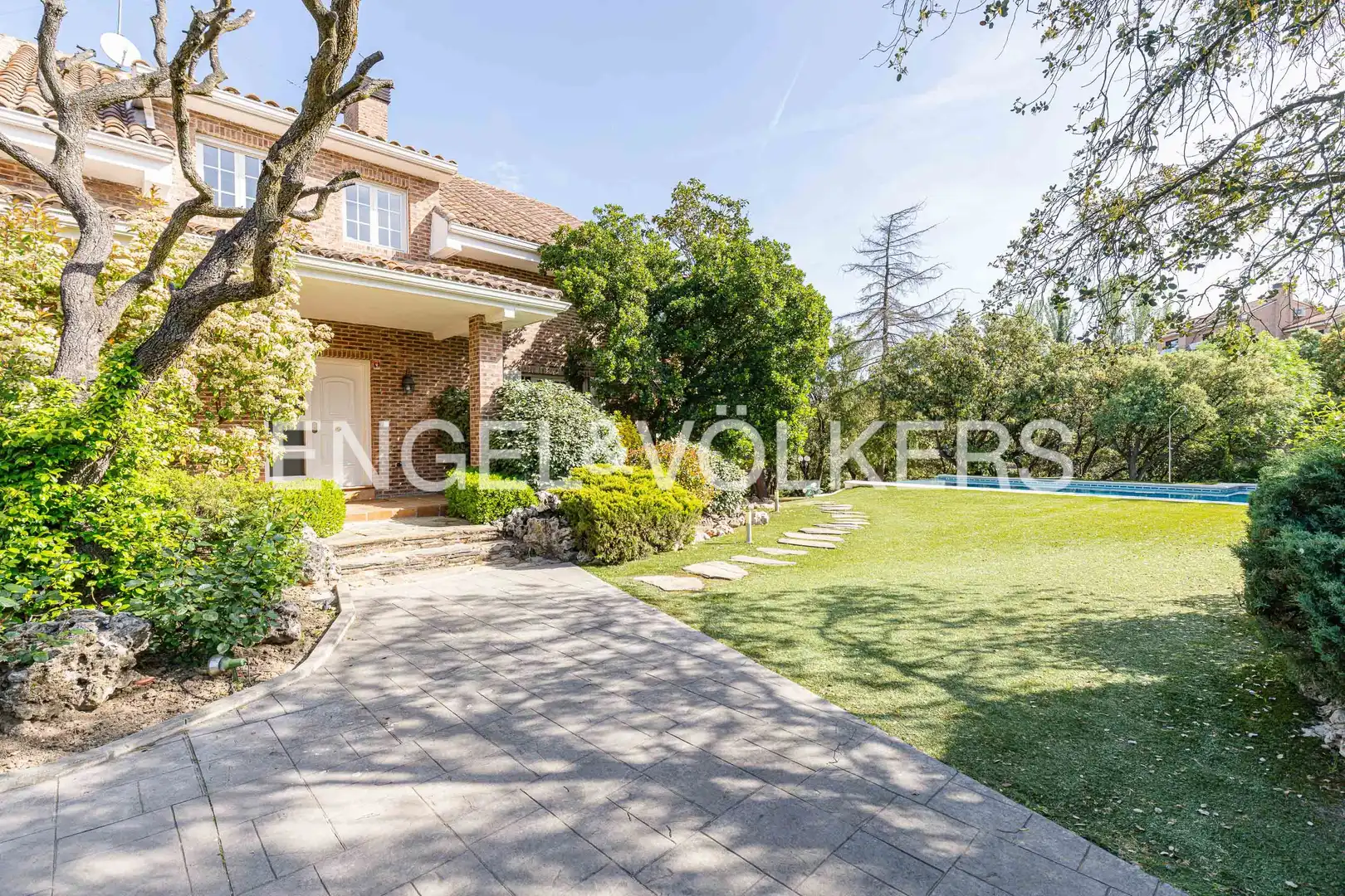 House with pool for sale in Club de Golf