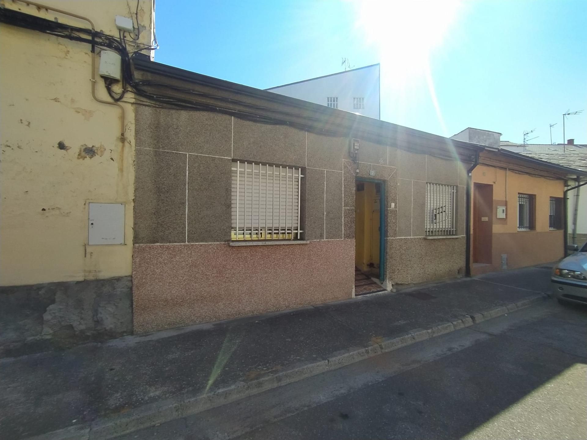 Vista exterior de Casa o xalet en venda en Ponferrada amb Calefacció i Traster