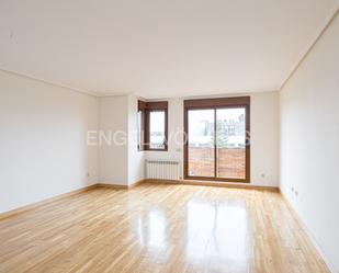 Living room of Duplex to rent in Pozuelo de Alarcón  with Air Conditioner, Heating and Parquet flooring