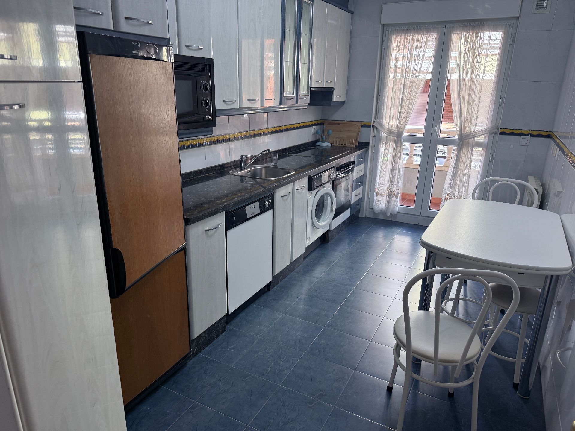 Cuina de Apartament de lloguer en León Capital  amb Calefacció, Parquet i Terrassa