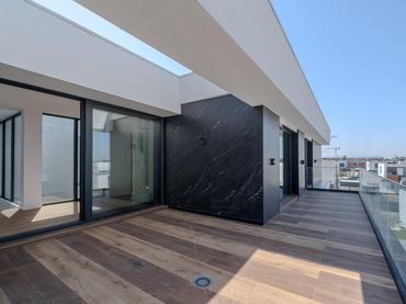 Casa aparellada amb balcó en venda a Calle Calle Tallín