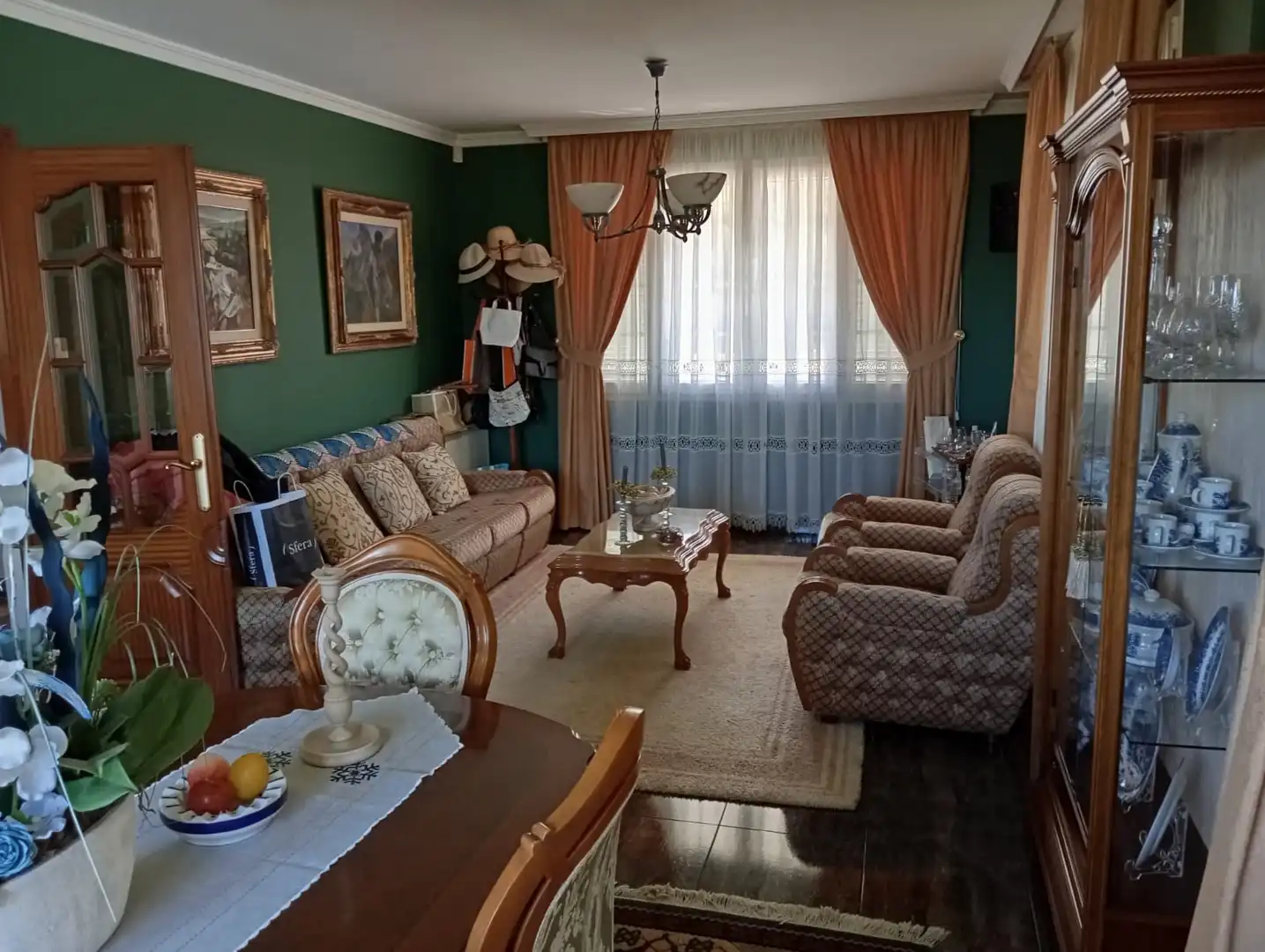 Sala d'estar de Casa o xalet en venda en Carballo amb Calefacció, Moblat i Forn