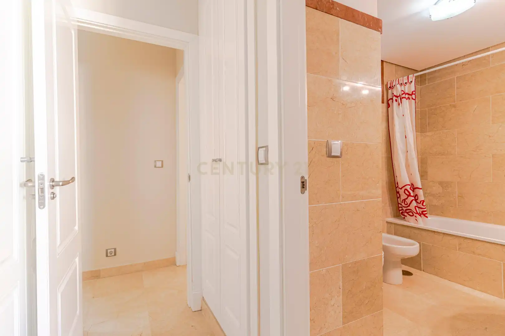 Badezimmer von Wohnung zum Verkauf in Manilva mit Privatgarten, Abstellraum und Gemeinschaftspool