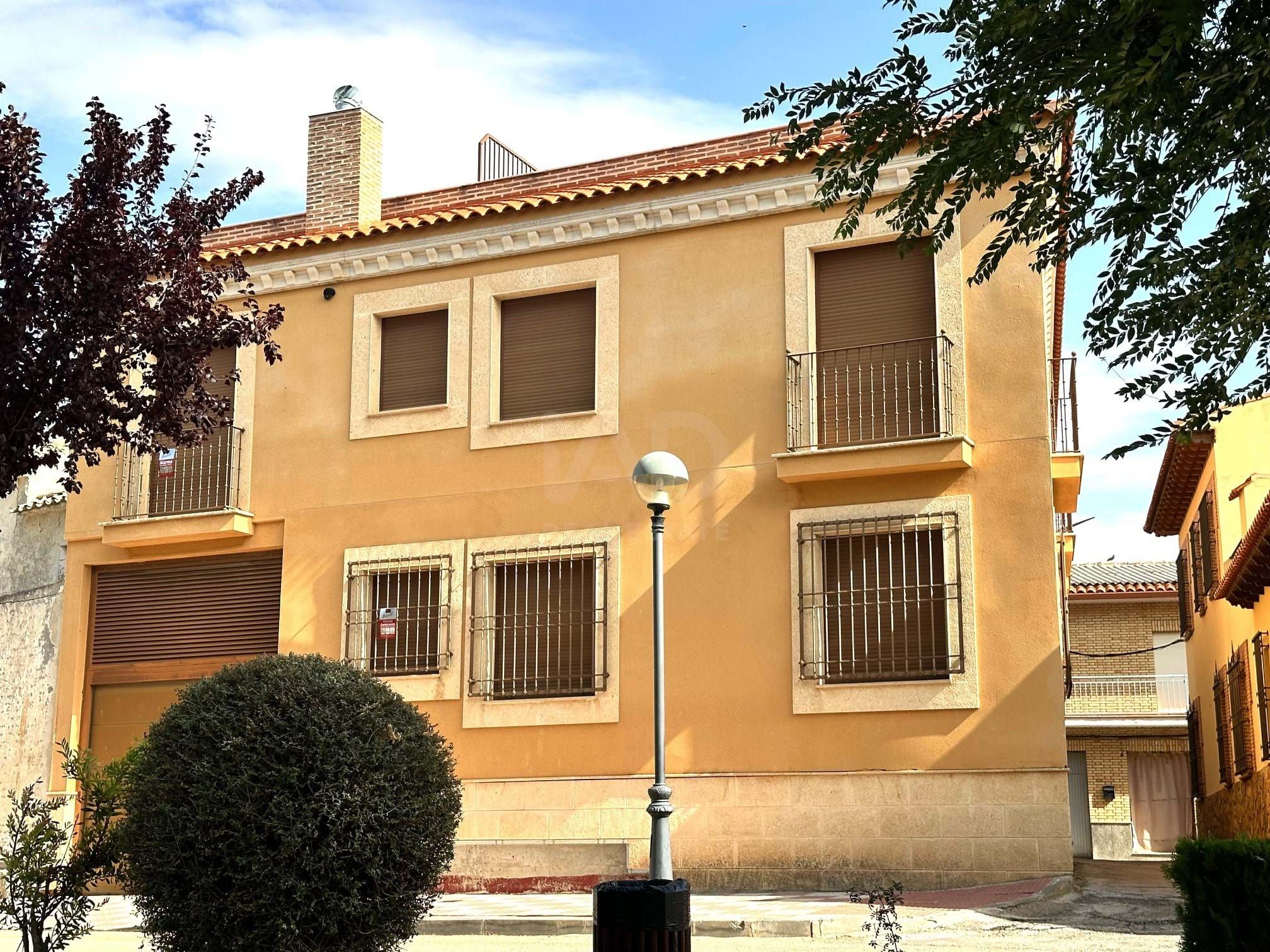 Exterior view of Building for sale in La Guardia