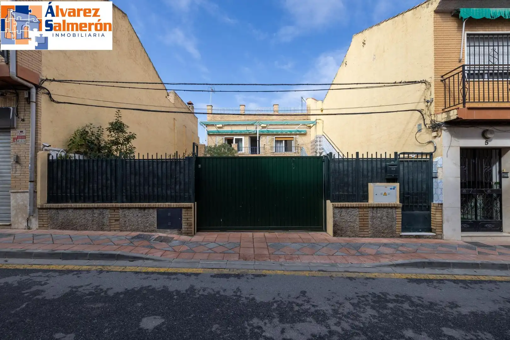 Vista exterior de Casa o xalet en venda en Armilla amb Aire condicionat, Traster i Balcó