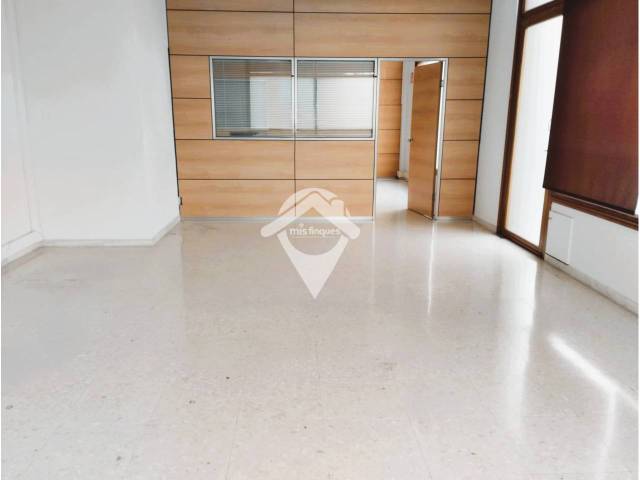 Local comercial en Alquiler en Calle Països Catalans en Mas Duran