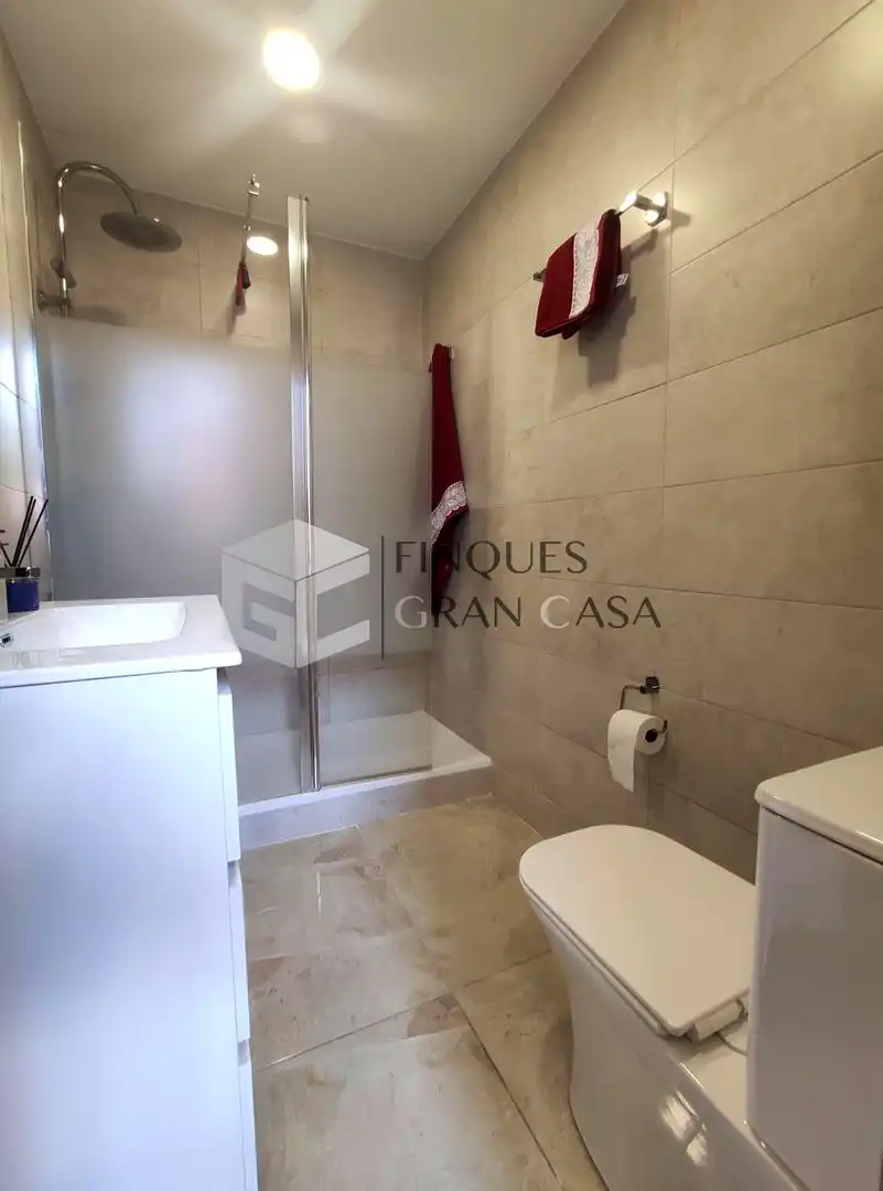 Badezimmer von Wohnung zum Verkauf in Canovelles mit Heizung, Parkett und Balkon