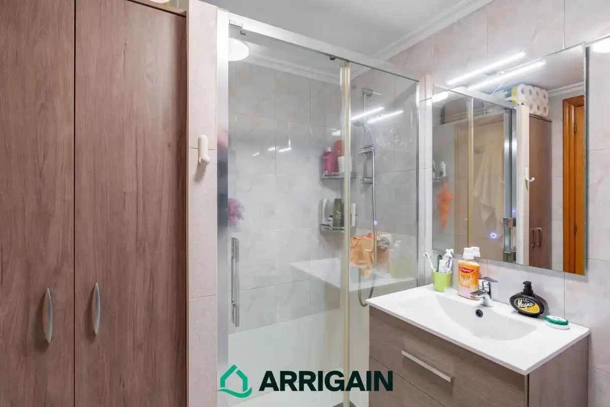 Baño de Piso en venta en Donostia - San Sebastián  con Calefacción, Trastero y Balcón
