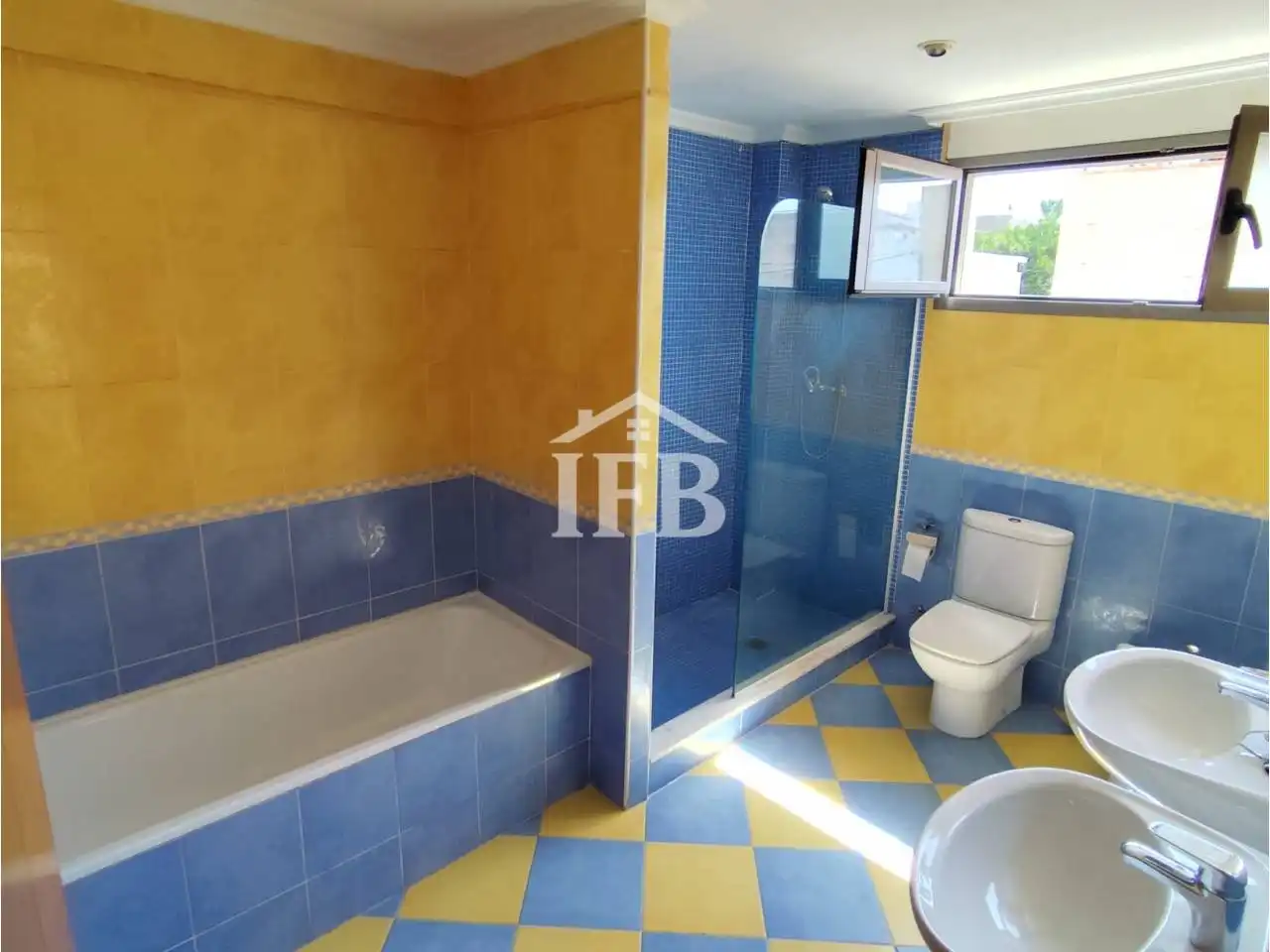 Bany de Casa o xalet en venda en Badajoz amb Aire condicionat, Calefacció i Jardí privat