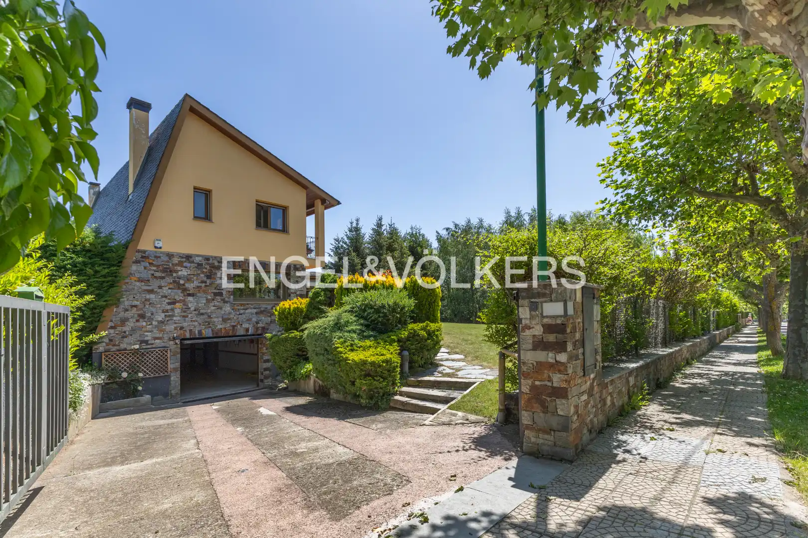 Vista exterior de Casa o xalet en venda en Puigcerdà amb Calefacció, Jardí privat i Parquet