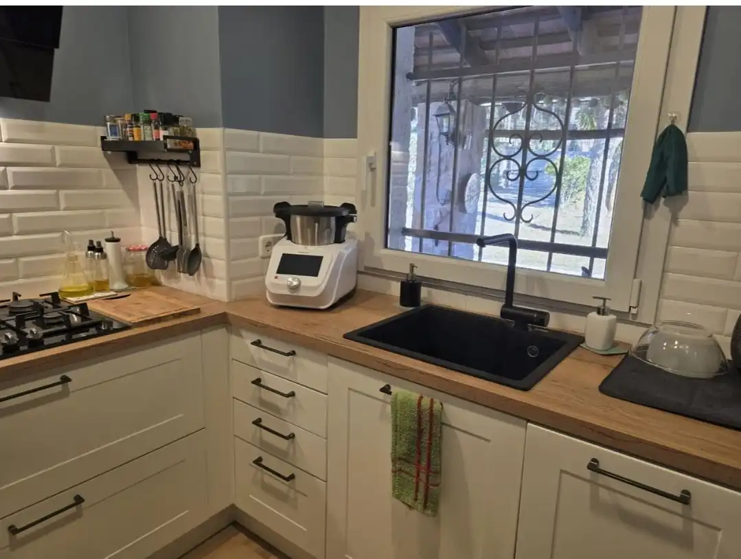 Cocina de Casa adosada de alquiler en Begur con Aire acondicionado, Calefacción y Jardín privado
