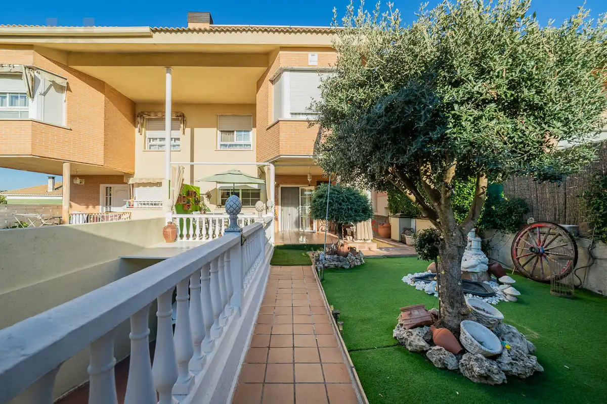 Casa aparellada amb terrassa en venda a Calle Sierra de Gredos 64, imagen 8