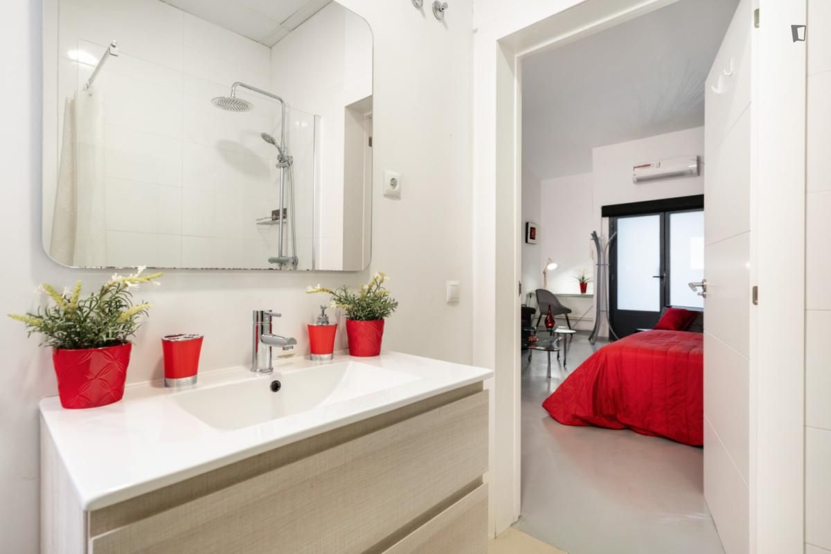 Bathroom of Study to rent in  Madrid Capital  with Air Conditioner, Furnished and Oven