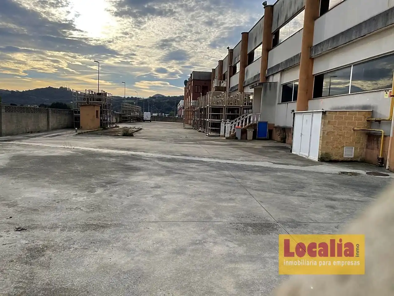 Parking de Nave industrial en venta en Laredo