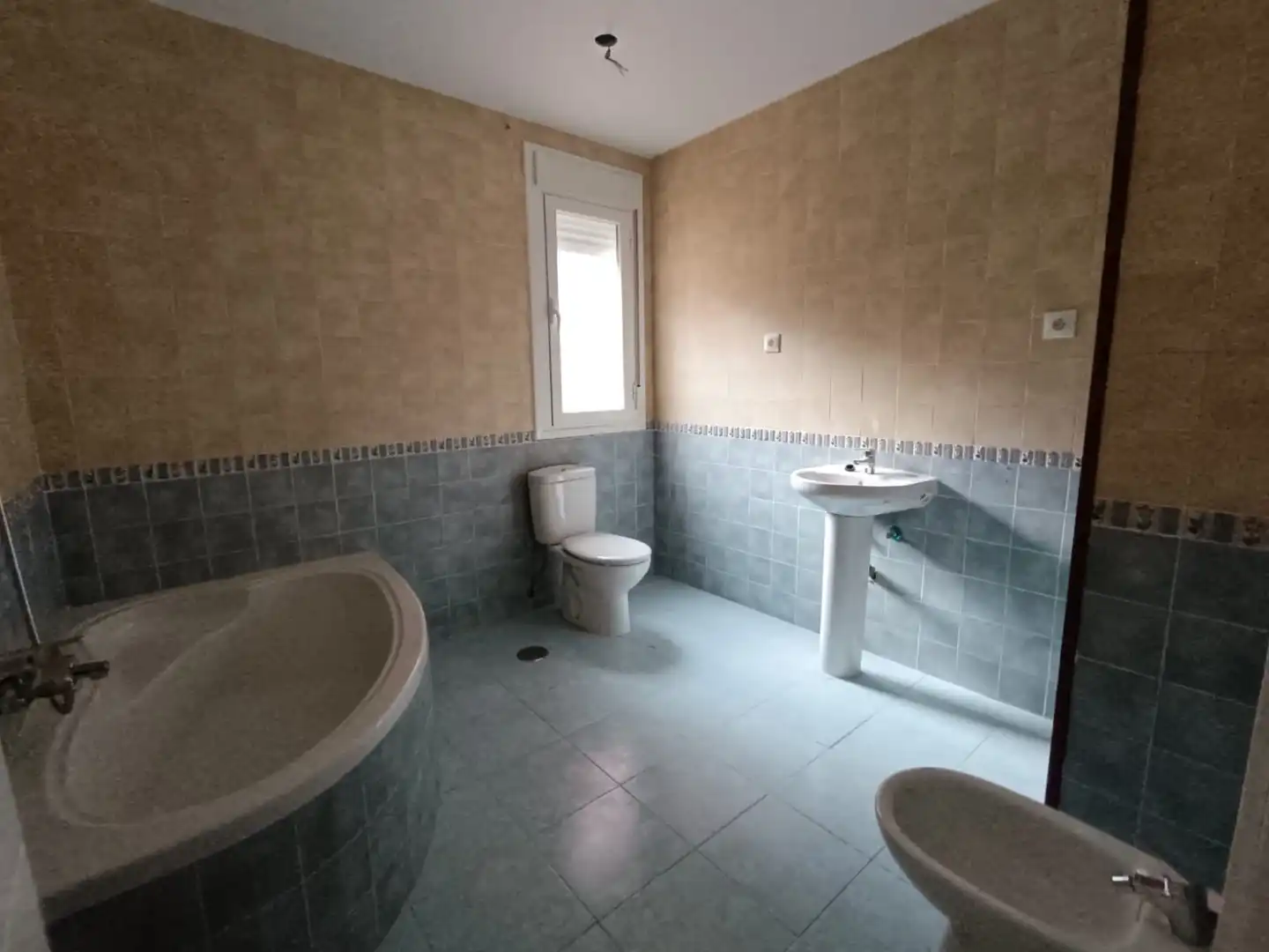 Badezimmer von Einfamilien-Reihenhaus zum Verkauf in Talavera de la Reina mit Abstellraum