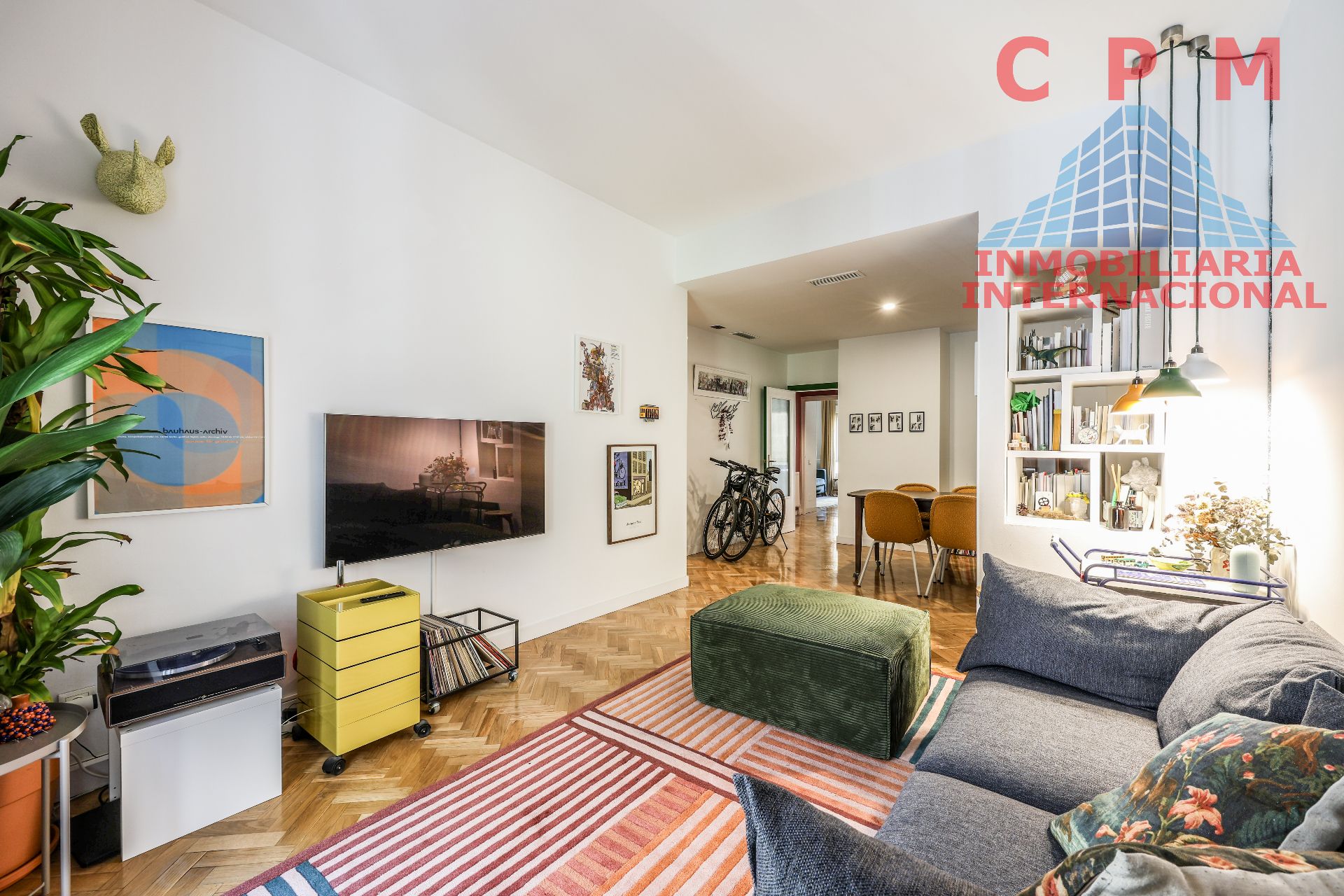 Living room of Flat to rent in  Madrid Capital  with Air Conditioner, Heating and Parquet flooring