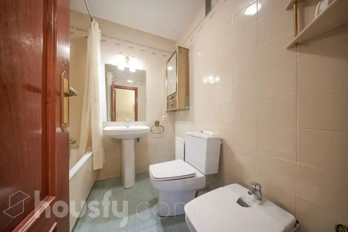 Baño de Piso en venta en Madrid con Aire acondicionado, Calefacción y Jardín privado